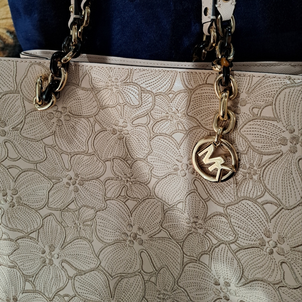 Light cream pink purse with gold - Picture 2 of 2